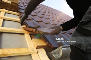 Sont la couverture Zinguerie PVC... , Ravalement de façade, peinture générale , ainsi que le nettoyage de tout vos bien.